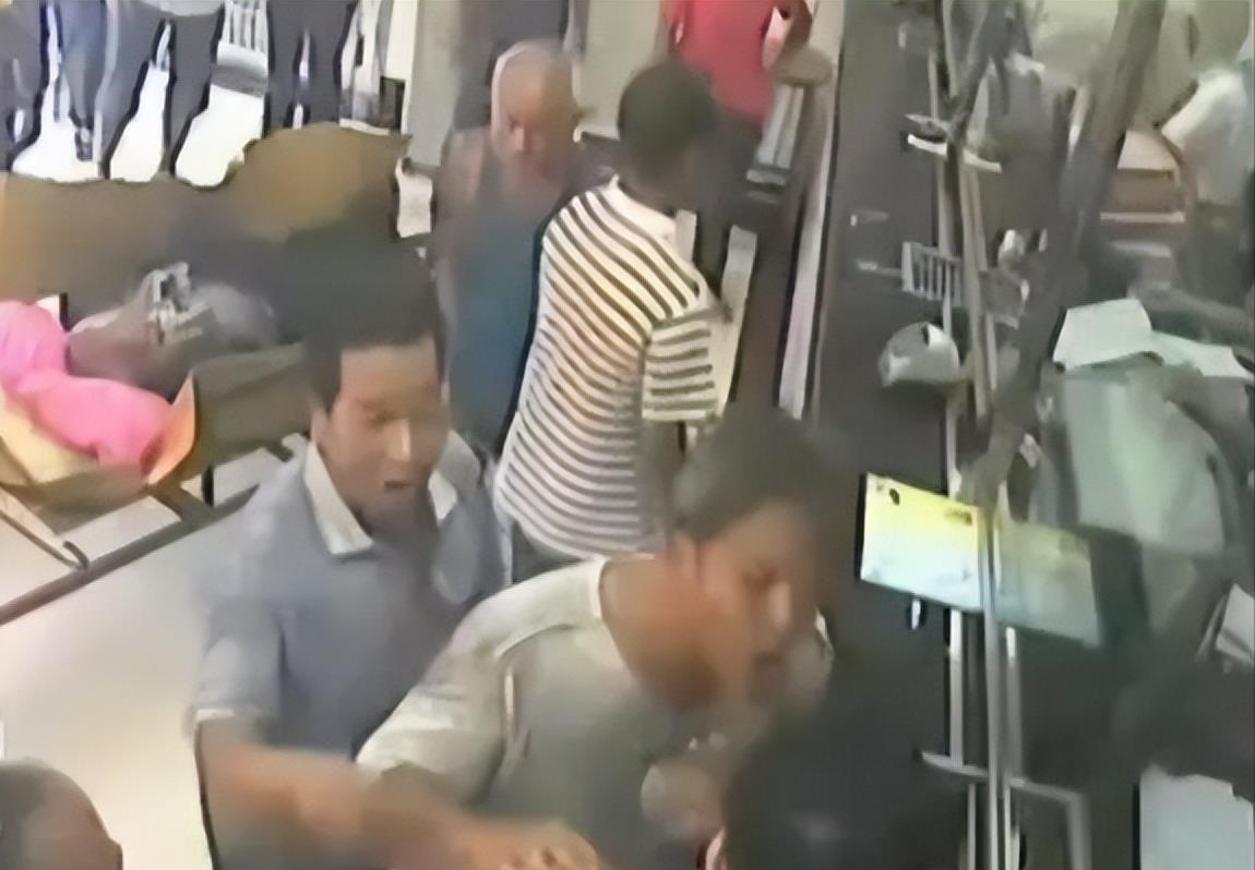 病重老人银行取钱去世 家属发声