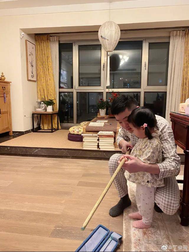 父亲卖5套房送两儿子留洋学球