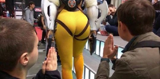 美女机器人击倒对手后拍屁股挑衅