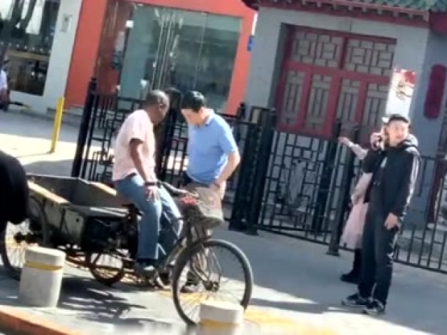 张嘉译又骑上三轮车了