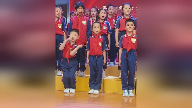 小男孩表演节目突然生气“罢工”