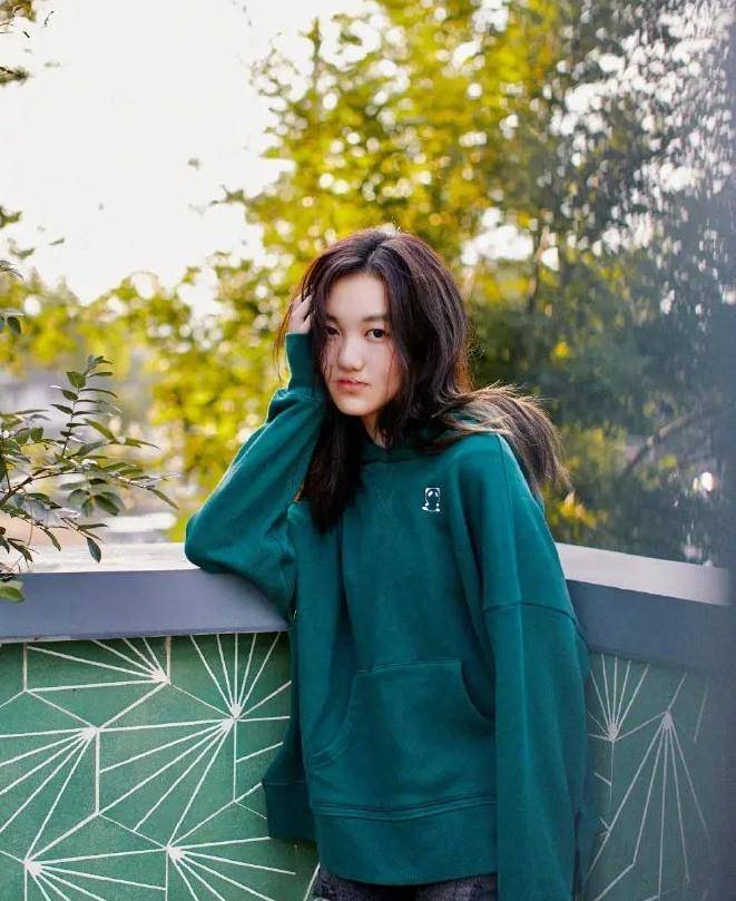 李嫣高中毕业 长发披肩神似王菲