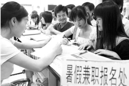 大学生校内钓鱼被制止后自己滚水里