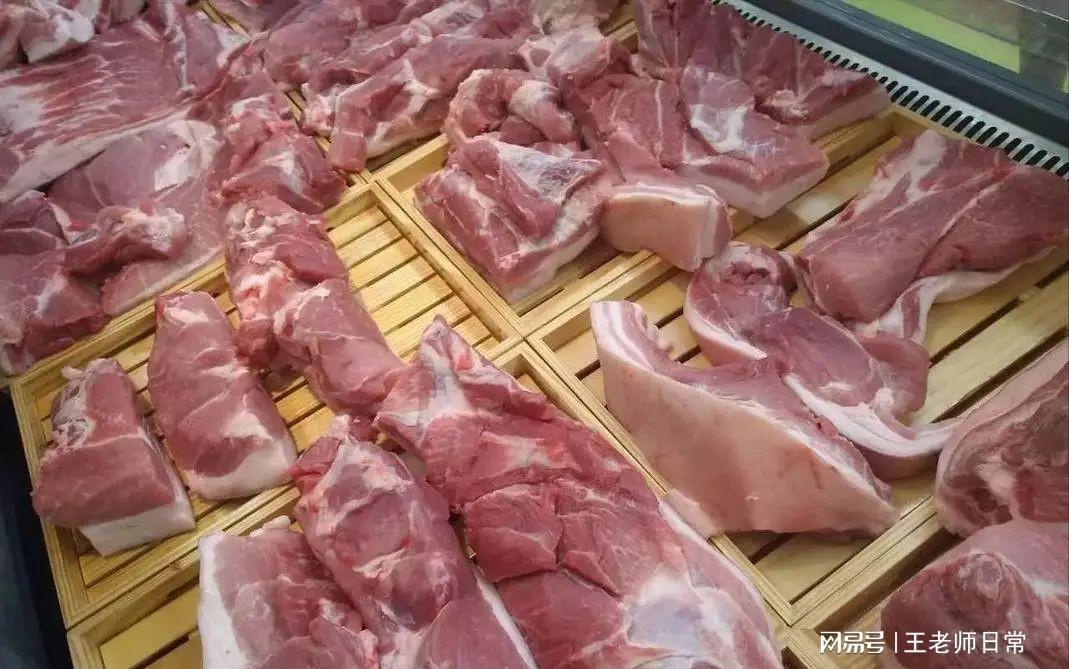 商家偷往猪肉上抹硼砂 拍摄者回应
