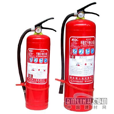 男子嫌太吵向球馆喷洒干粉灭火器
