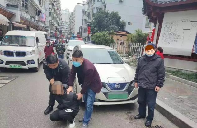 司机接通知车上乘客是逃犯配合抓捕
