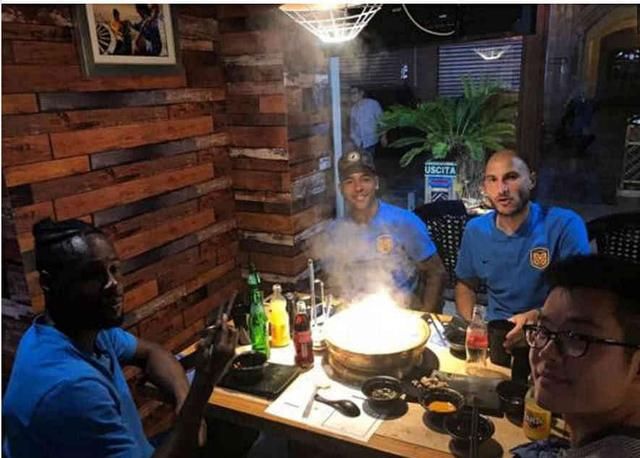 记者：出局之夜国足球员们没心情吃饭