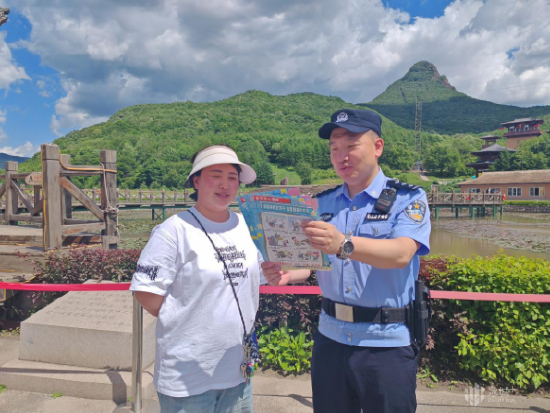 张桂梅向民警求助