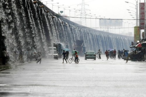 长沙暴雨：楼梯成瀑布 积水没过轮胎