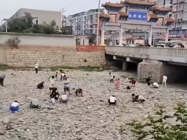 深圳一河道惊现大量成扎钞票