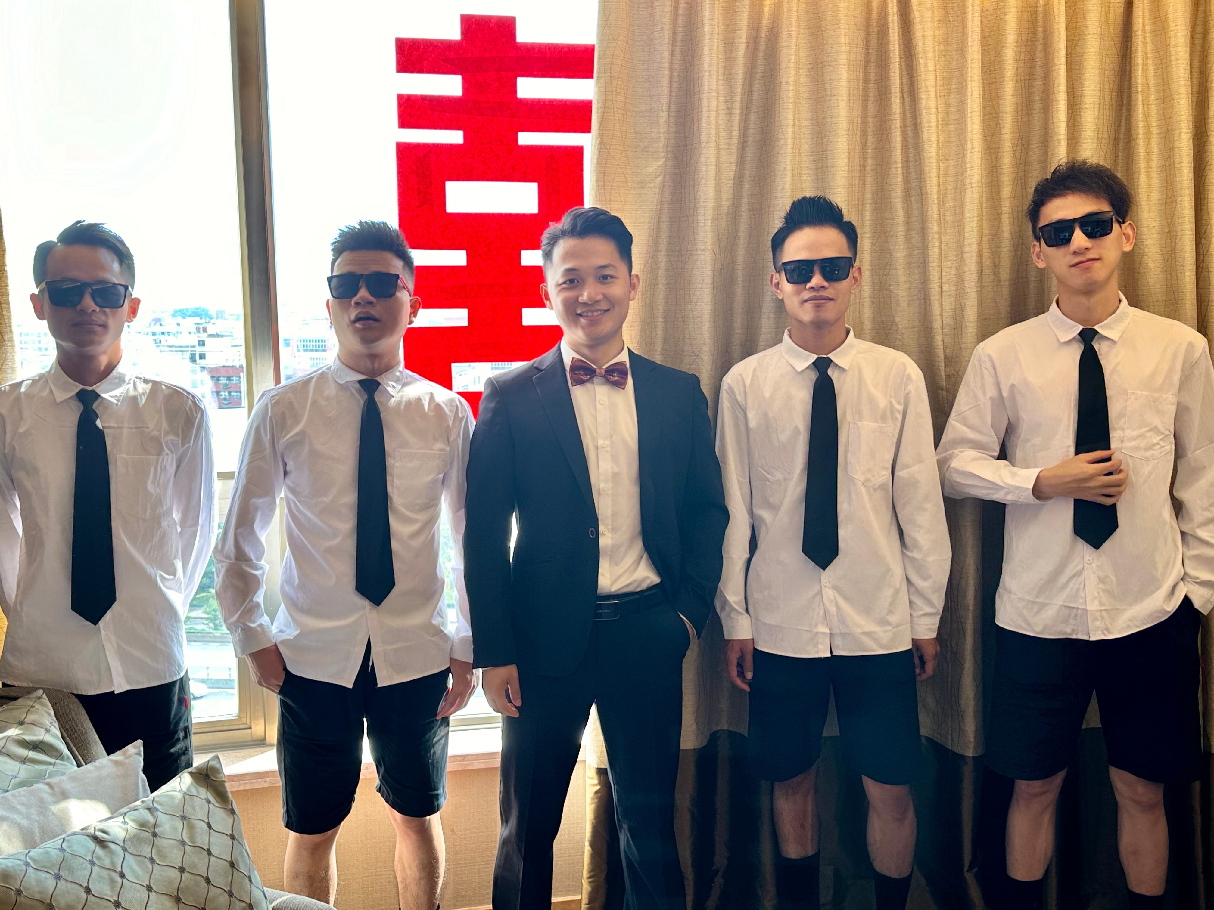 上海“大叔男团”火了 人均超高学历
