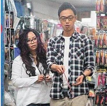 杨坤和美女同回酒店 疑新恋情曝光