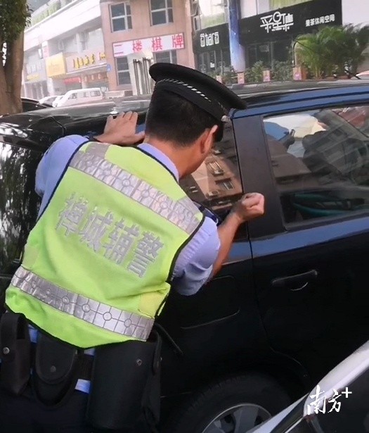 小女孩被困车内 3名学生破窗救人