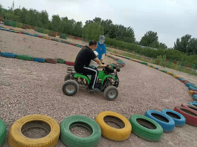 男子钓鱼让机器人帮忙遛娃