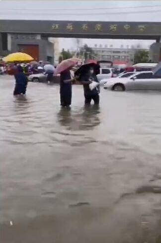 中考赶上暴雨 湖南一学生游泳赶考