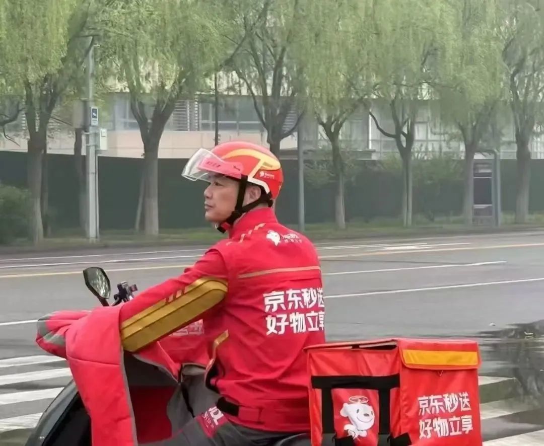 刘强东点外卖 给骑手1000元小费