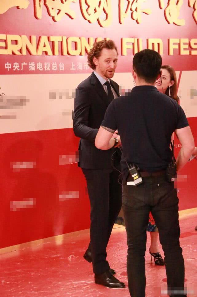张子枫红毯造型又翻车了