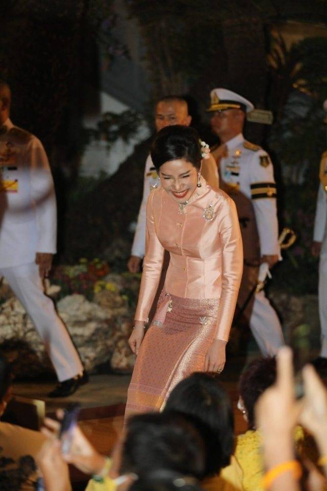 柬埔寨公主现身深圳吃椰子鸡