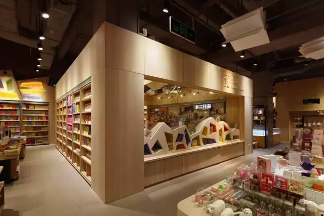 一商店20多年共来了42窝燕子筑巢